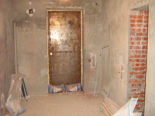 Демонтаж старой входной двери, штукатурка и выравнивание стен коридора гипсовыми составами по направляющим маякам